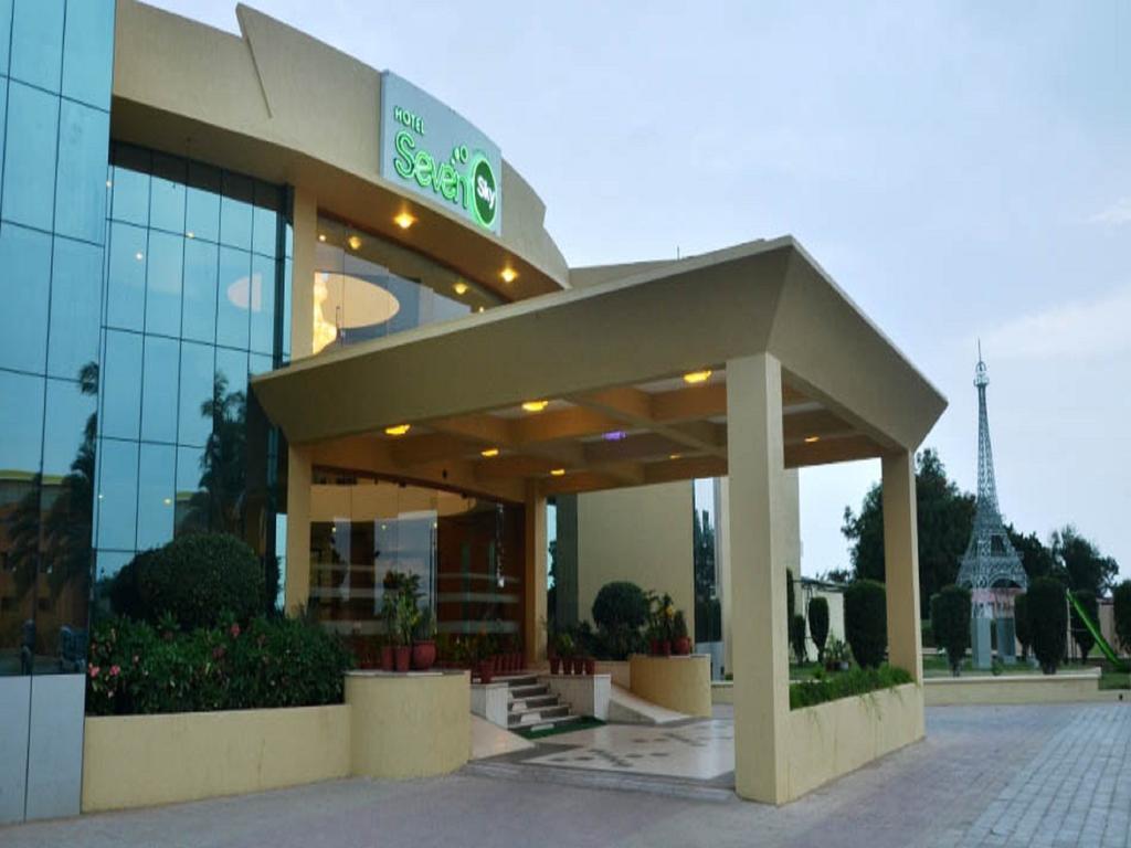 Seven Sky Clarks Exotica Hotell Bhuj Exteriör bild