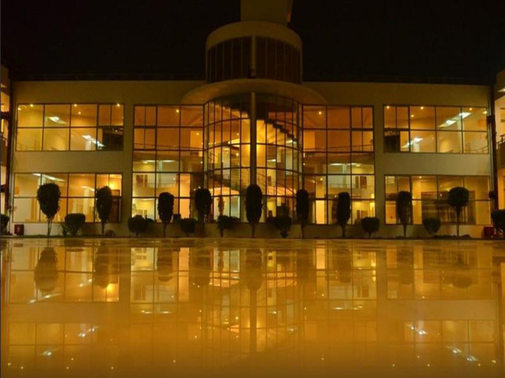 Seven Sky Clarks Exotica Hotell Bhuj Exteriör bild