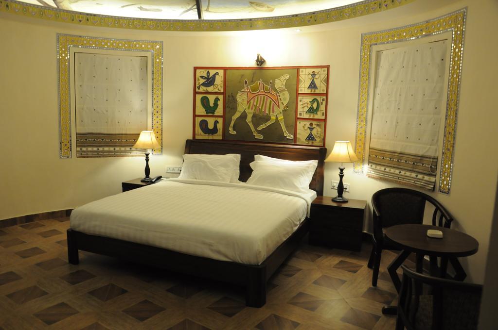 Seven Sky Clarks Exotica Hotell Bhuj Rum bild