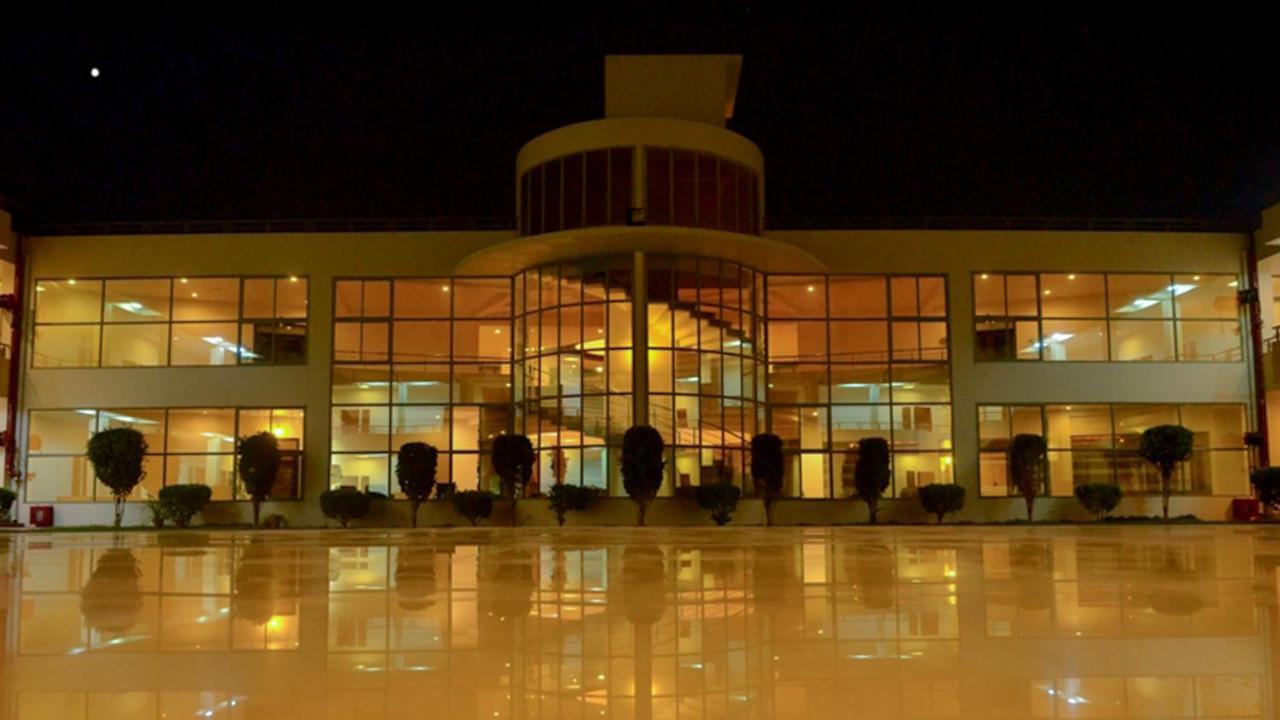 Seven Sky Clarks Exotica Hotell Bhuj Exteriör bild