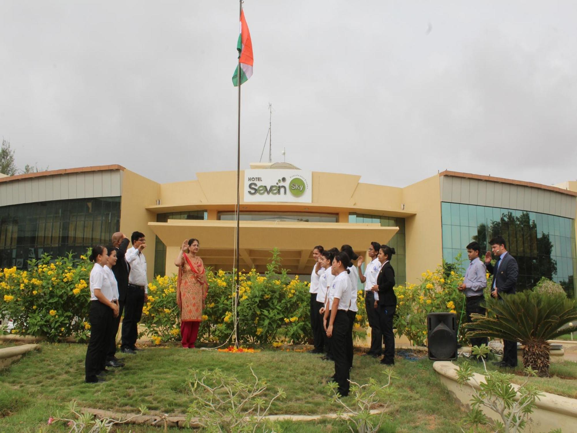 Seven Sky Clarks Exotica Hotell Bhuj Exteriör bild