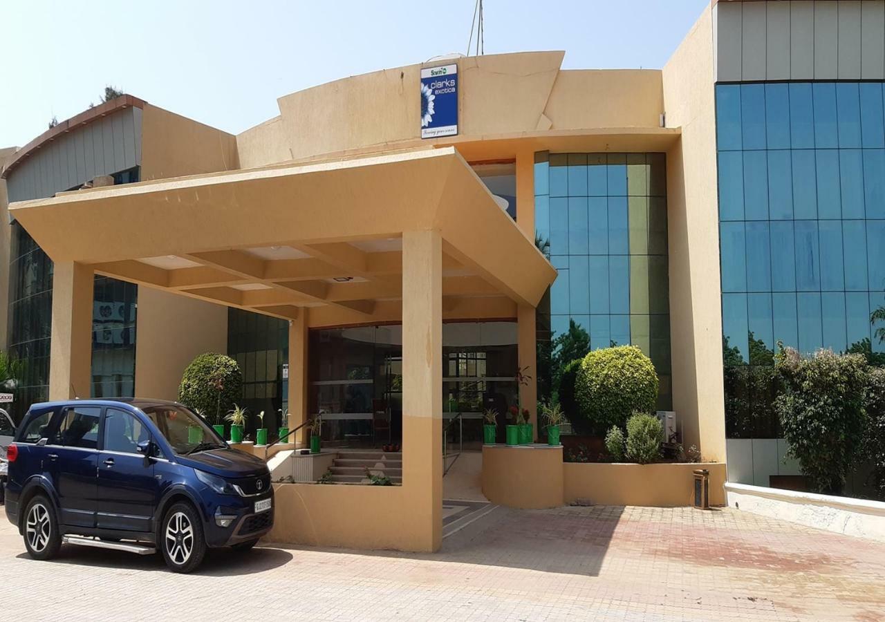 Seven Sky Clarks Exotica Hotell Bhuj Exteriör bild