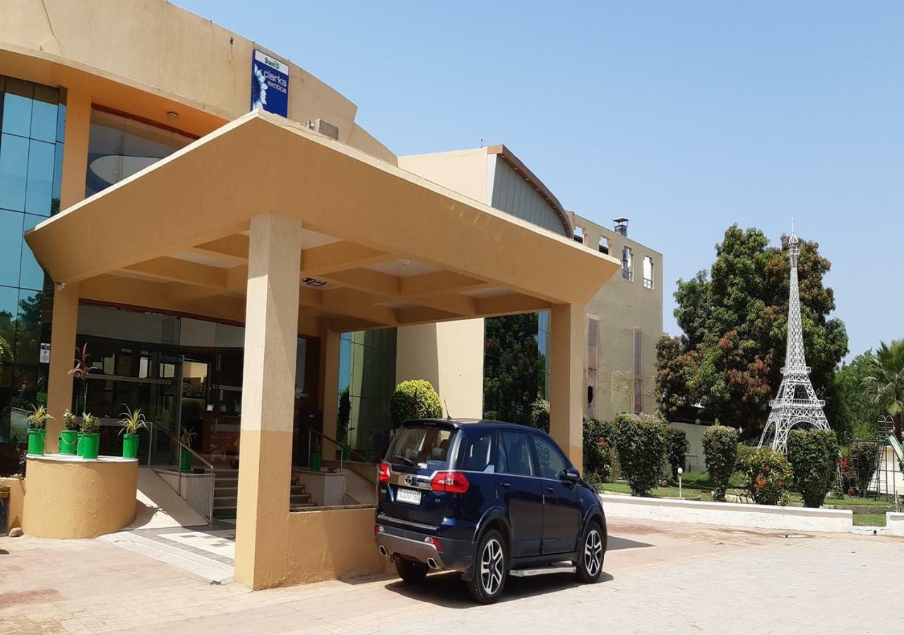 Seven Sky Clarks Exotica Hotell Bhuj Exteriör bild